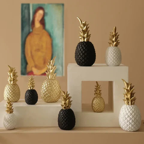 PineLux™ – Lys upp ditt hem med en elegant gyllene ananas som skapar värme och stil