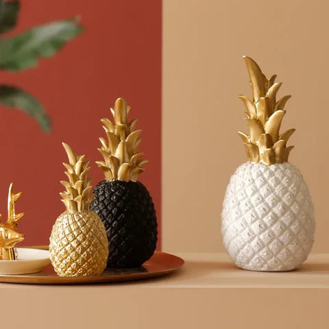 PineLux™ – Lys upp ditt hem med en elegant gyllene ananas som skapar värme och stil