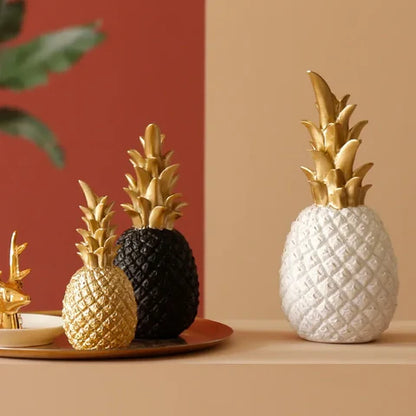 PineLux™ – Lys upp ditt hem med en elegant gyllene ananas som skapar värme och stil