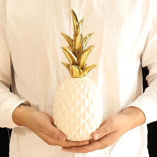 PineLux™ – Lys upp ditt hem med en elegant gyllene ananas som skapar värme och stil